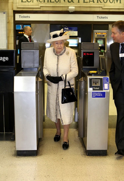 Британская королева спустилась в лондонскую подземку - ОБНОВЛЕНО - ФОТО