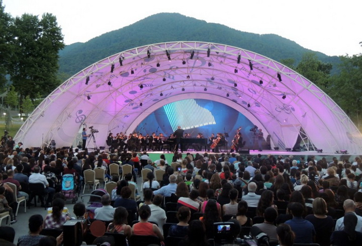 VII Габалинский международный музыкальный фестиваль, запомнившийся своей грандиозностью, завершился фейерверком - ФОТО