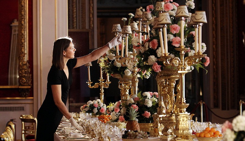 В Лондоне показали драгоценности с коронации королевы - ФОТО