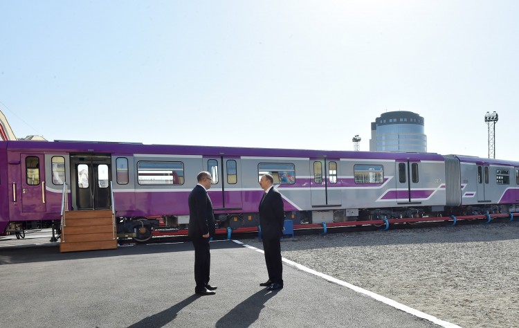 Президент Ильхам Алиев ознакомился с новыми поездами Бакинского метрополитена - ФОТО - ВИДЕО