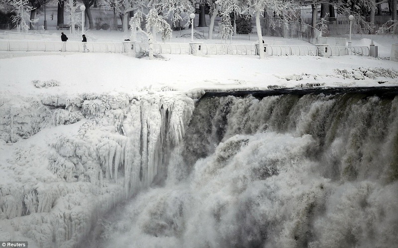 Ниагарский водопад превратился в ледяные сосульки - ФОТО