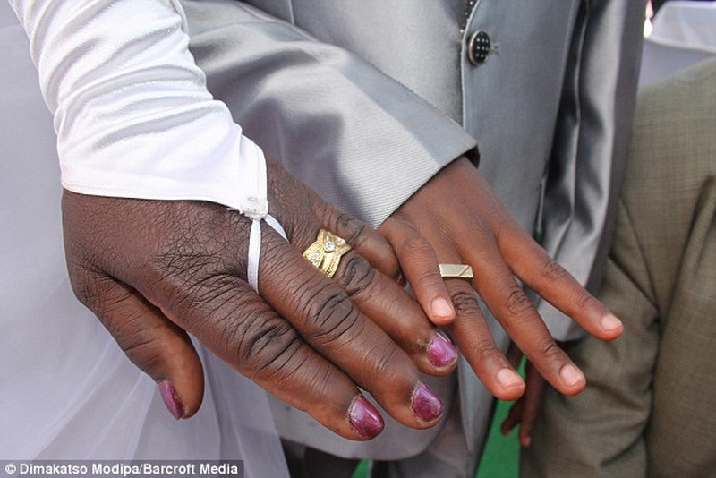 Умерший дед женил 9-летнего мальчика на 62-летней женщине - ФОТО