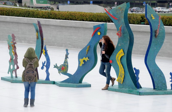 Вице-президент Фонда Гейдара Алиева Лейла Алиева приняла участие в церемонии открытия выставок "Cracking Art" и “Сямяни” в парке Центра Гейдара Алиева - ОБНОВЛЕНО - ФОТО - ВИДЕО