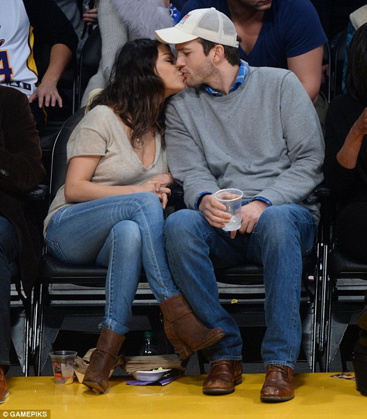 Мила Кунис и Эштон Катчер страстно целовались на баскетбольном матче - ФОТО