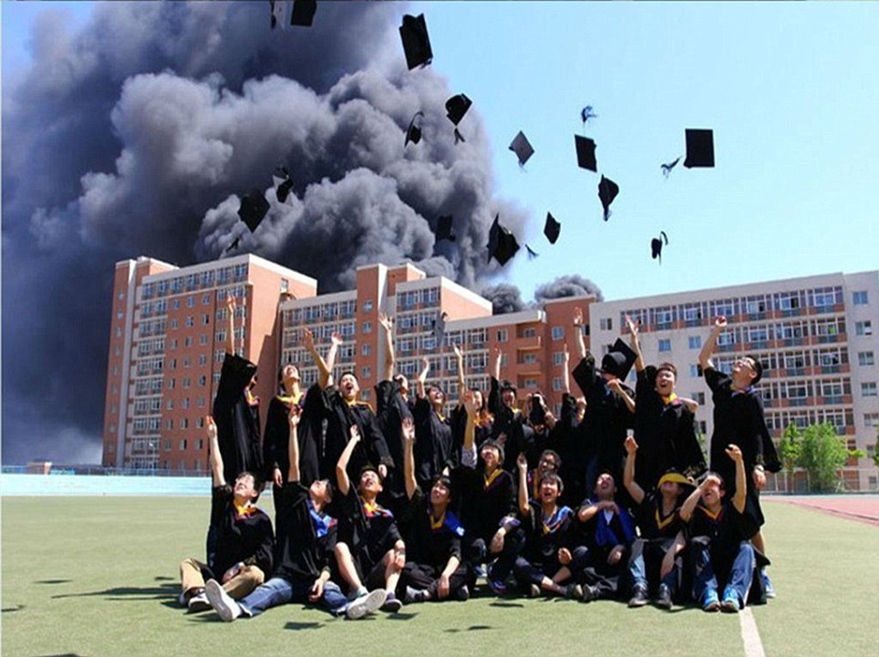 Китайские студенты отметили окончание университета в клубах дыма – ФОТО