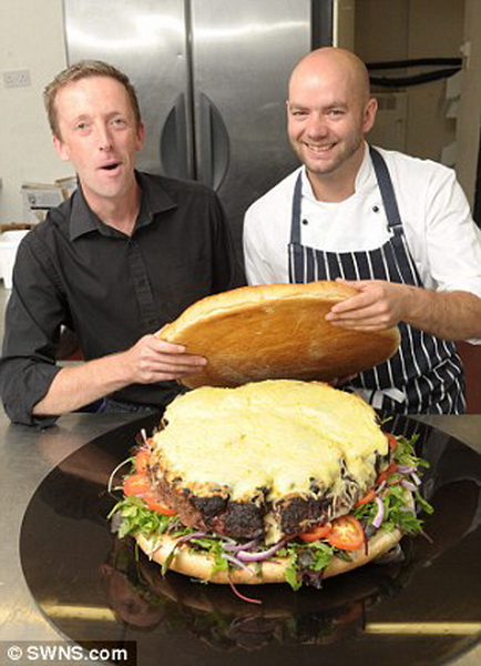 В Великобритании приготовили гигантский бургер - ФОТО