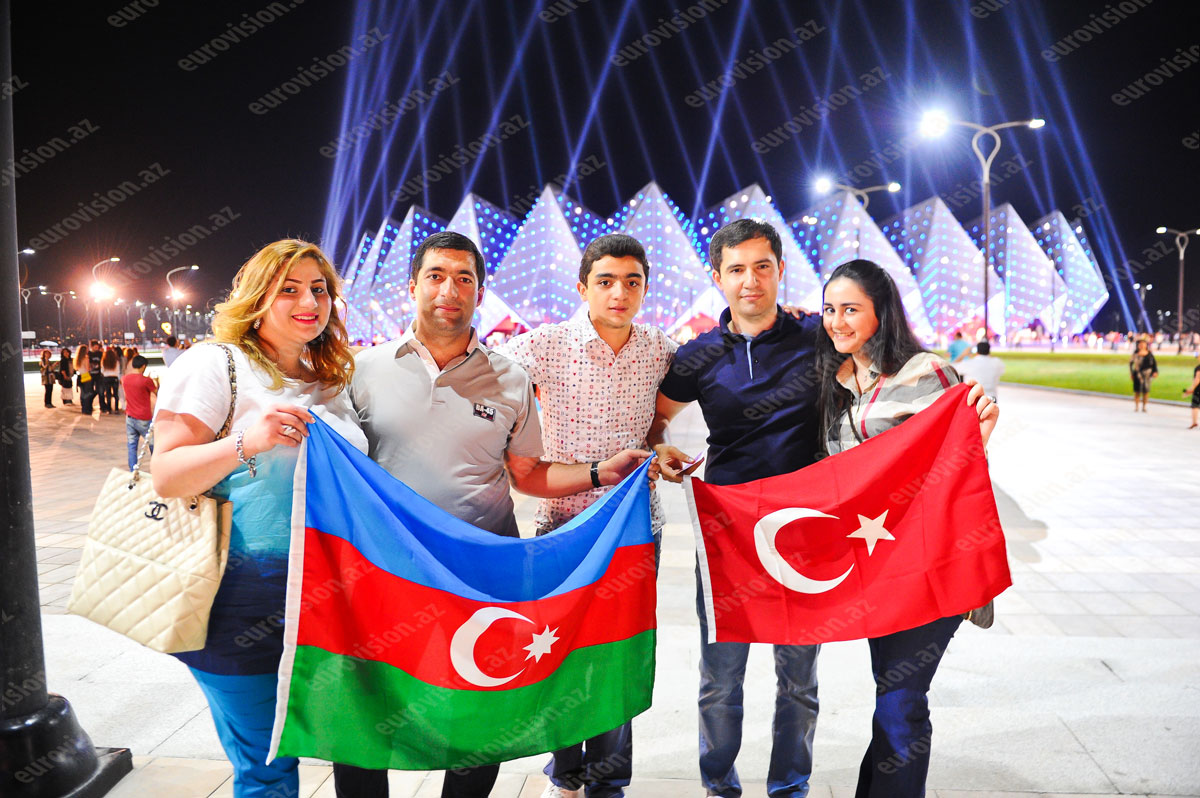 Как зрители прибывали на второй полуфинал "Евровидения" в "Baku Crystal Hall" - ФОТОСЕССИЯ