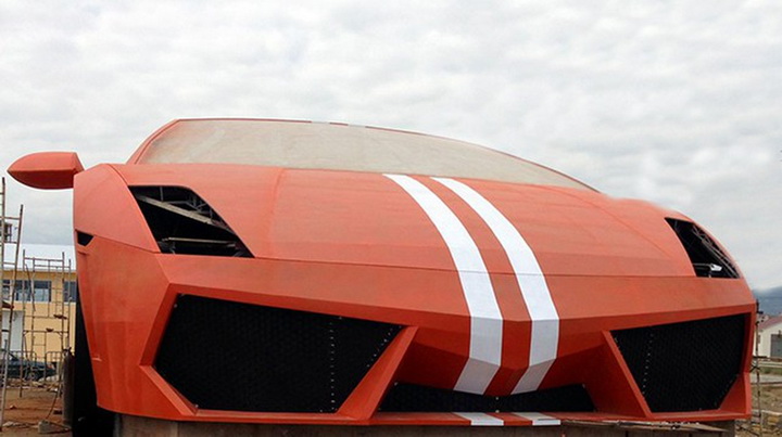 Первая в мире статуя Lamborghini в Махачкале - ФОТО