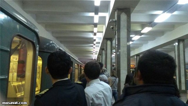 В Бакинском метро среди пассажиров возникла паника – ОБНОВЛЕНО - ФОТО