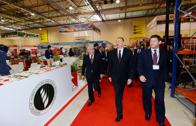 Президент Ильхам Алиев ознакомился с двумя выставками в Баку - ОБНОВЛЕНО - ФОТО