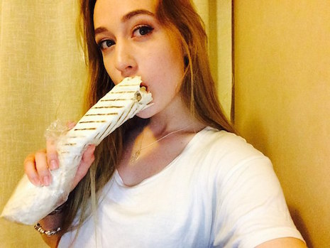 Новый тренд: сексуальные русские девушки, поедающие шаурму - ФОТО
