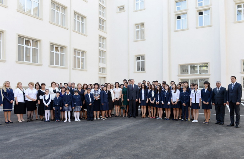 Президент Ильхам Алиев и его супруга Мехрибан Алиева приняли участие в открытии школы в Ясамальском районе после реконструкции - ОБНОВЛЕНО - ФОТО