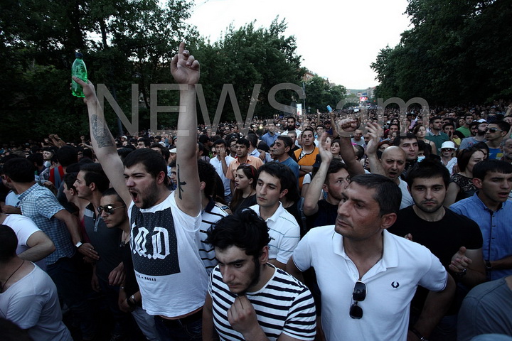 Массовые протесты в Армении: Власти стали отступать - ОБНОВЛЕНО - ФОТО - ВИДЕО