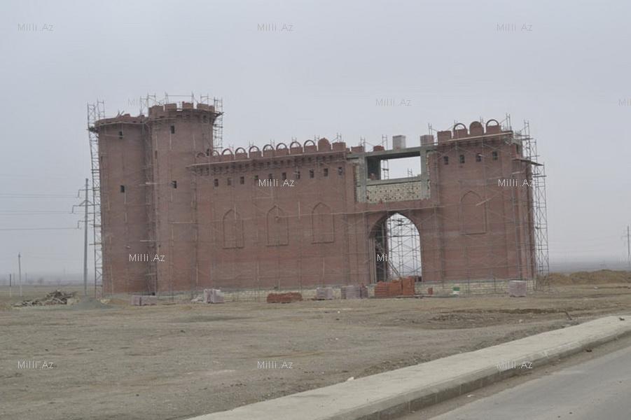 На дороге Баку-Газах возводятся грандиозные "Гянджинские ворота" - ФОТО