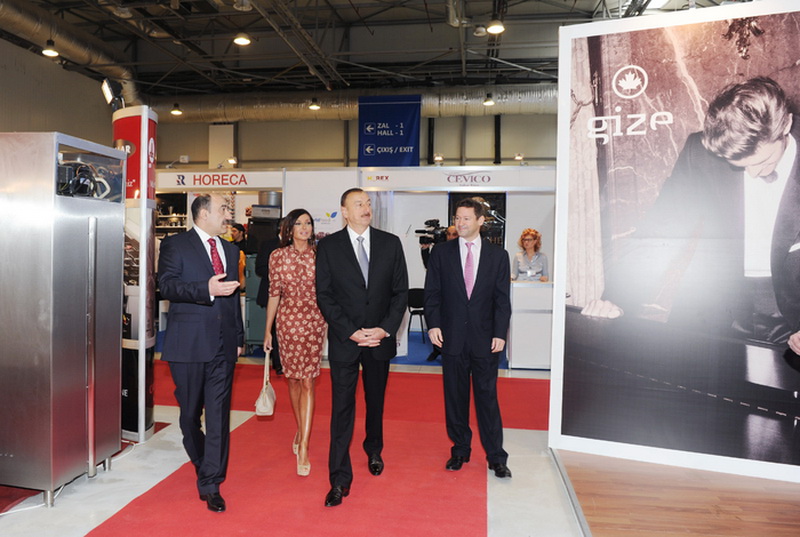 Президент Ильхам Алиев и его супруга Мехрибан Алиева ознакомились с XII Азербайджанской международной выставкой туризма и путешествий "AİTF-2013" - ФОТО