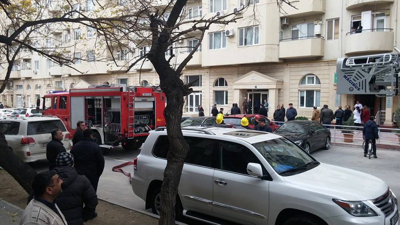 В Баку произошел пожар в 17-этажном здании - ФОТО