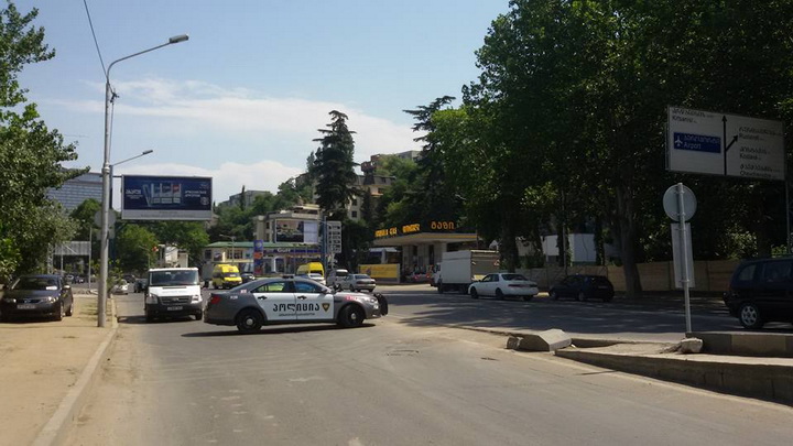 Из тоннеля в Тбилиси достали затонувший автомобиль - ФОТО