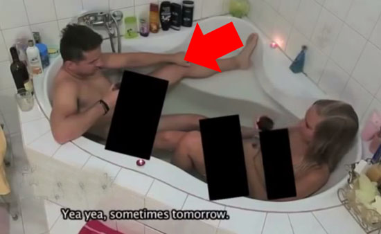 Голый парень перед девушкой видео