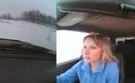 Девушка застряла видео. Девушка застряла в окне автомобиля. Девушка застряла в шаре. Девушка в платье застряла.