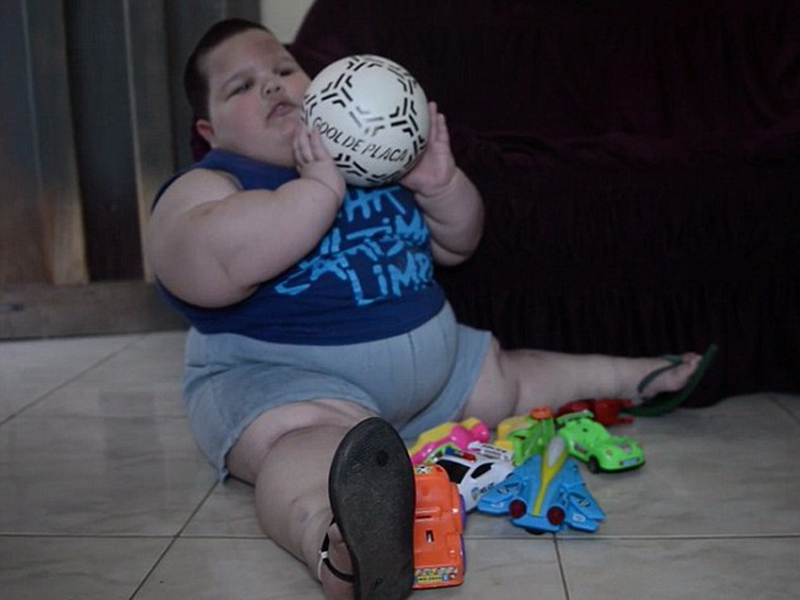 Огромный толстый мальчику. Дети с лишним весом.