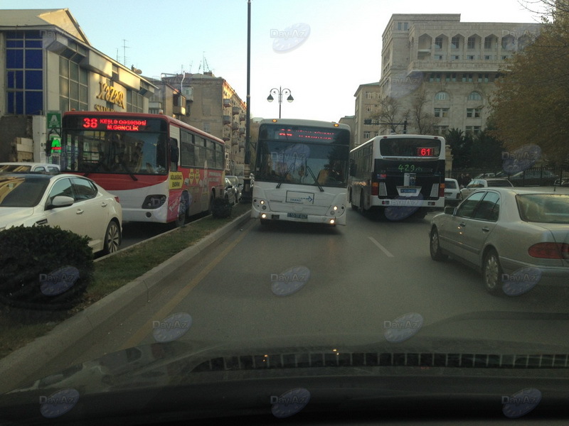 В Баку водитель загнал автобус в безвыходное положение - МОБИЛЬНЫЙ РЕПОРТЕР – ФОТО