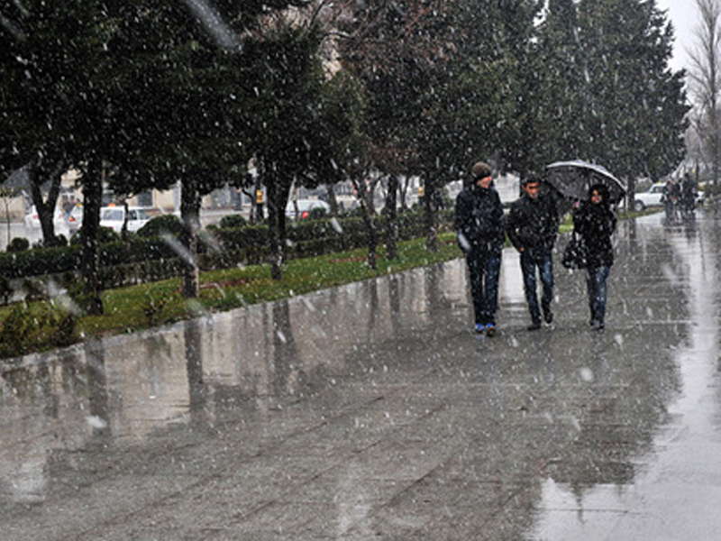 Погода в баку в августе. Снег в Баку. Мокрый снег в Баку. Азербайджан снег сейчас. Дождь в Баку.