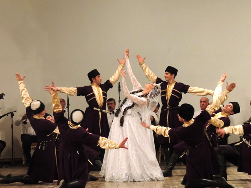 Танцы азербайджана. Азербайджанский национальный танец. Танцы народов Азербайджана. Азербайджанский ансамбль танца. Традиционный азербайджанский танец.